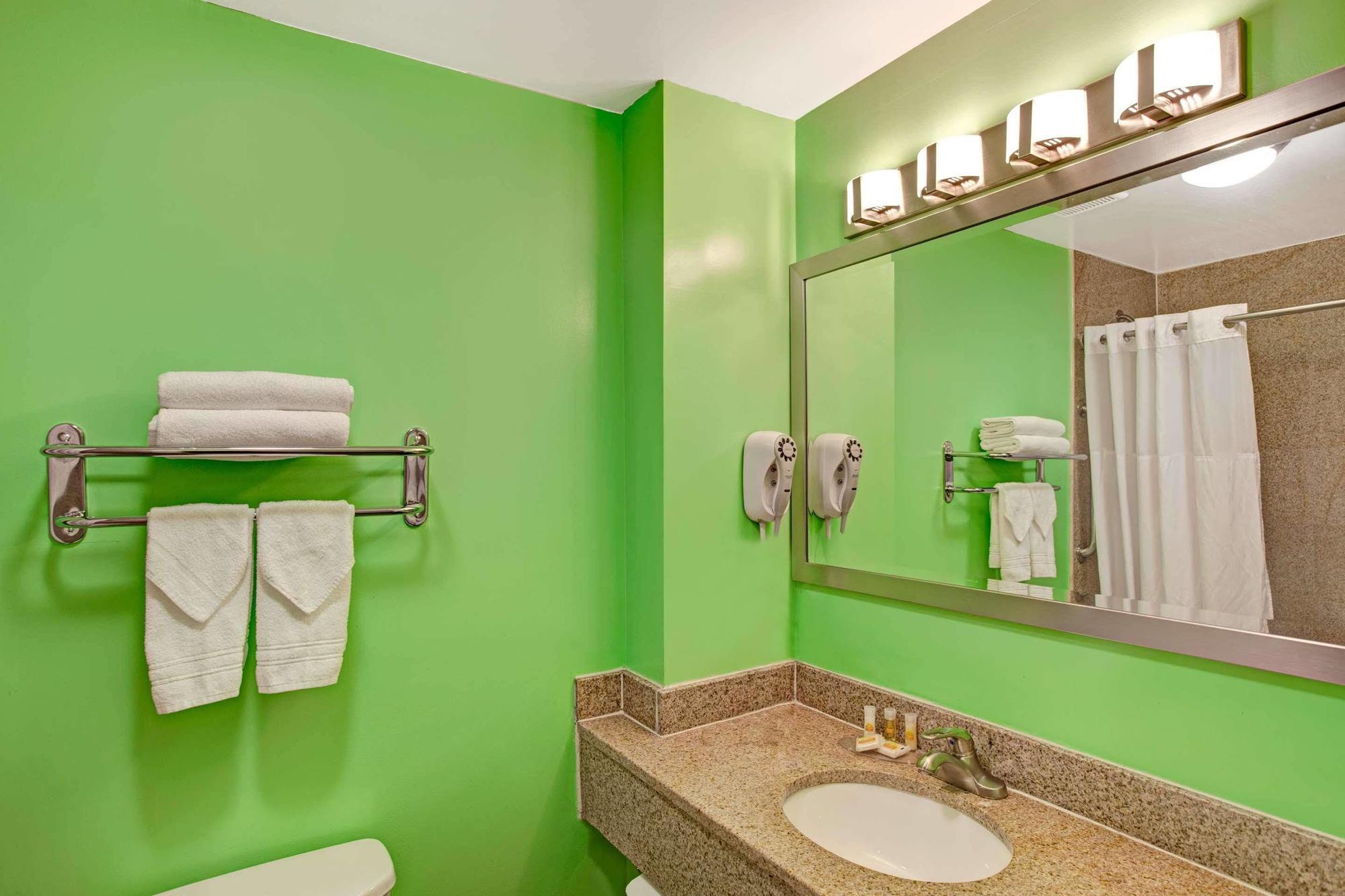 Days Inn & Suites By Wyndham Ozone Park/Jfk Airport 뉴욕 외부 사진