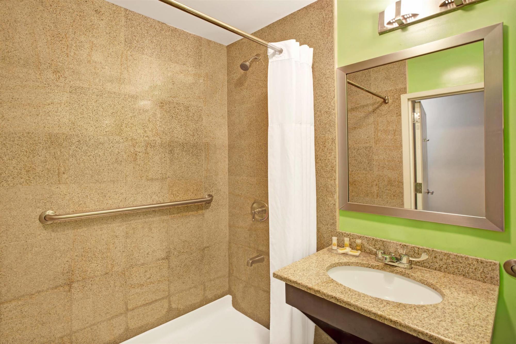 Days Inn & Suites By Wyndham Ozone Park/Jfk Airport 뉴욕 외부 사진